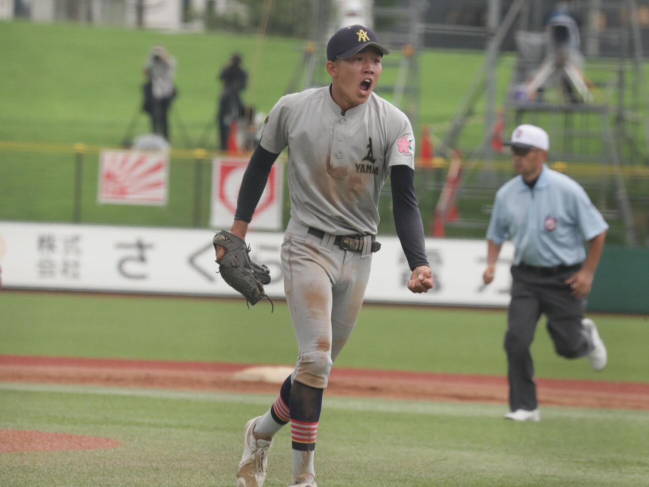 弘前学院聖愛対青森山田　8回、ピンチを切り抜けガッツポーズをみせる青森山田・川久保昂直投手（撮影・高橋香奈）