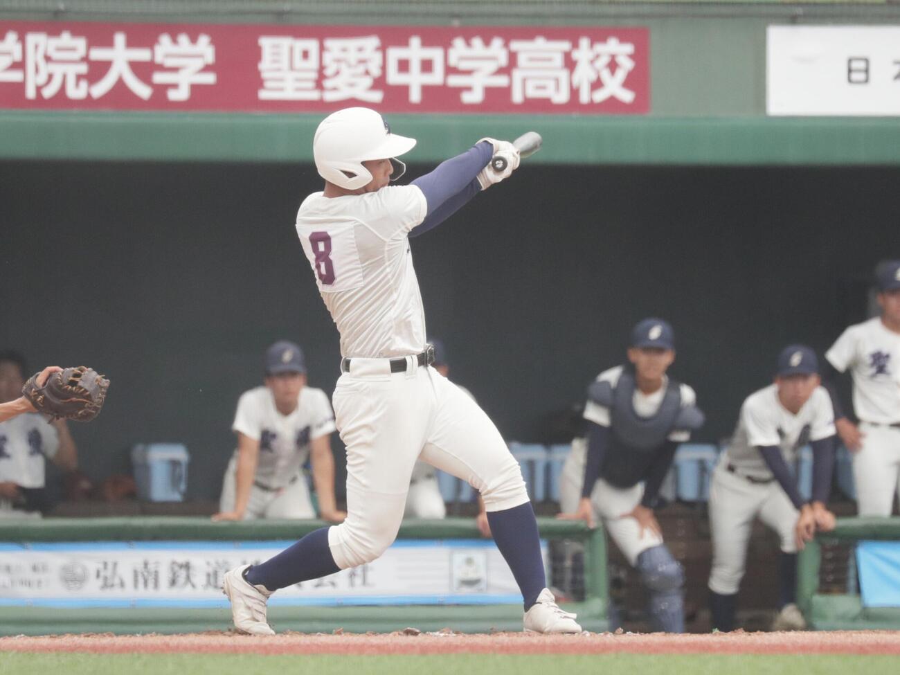 弘前学院聖愛対青森山田　2回無死一塁、先制の適時二塁打を放つ弘前学院聖愛・葛西龍平外野手（撮影・高橋香奈）