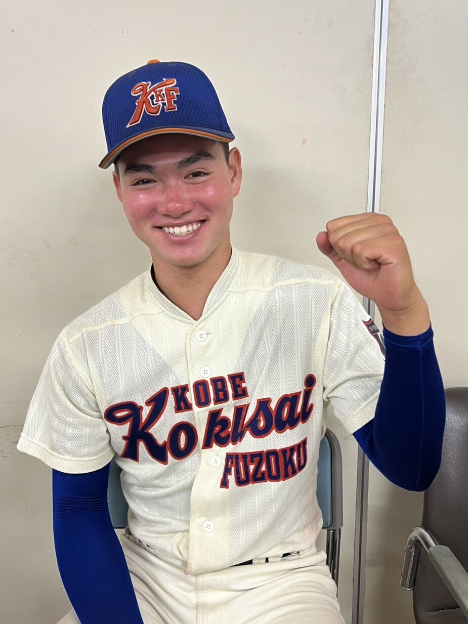 三田松聖戦で完封し笑顔を見せる神戸国際大付・橋本大智（撮影・佐藤妙月）