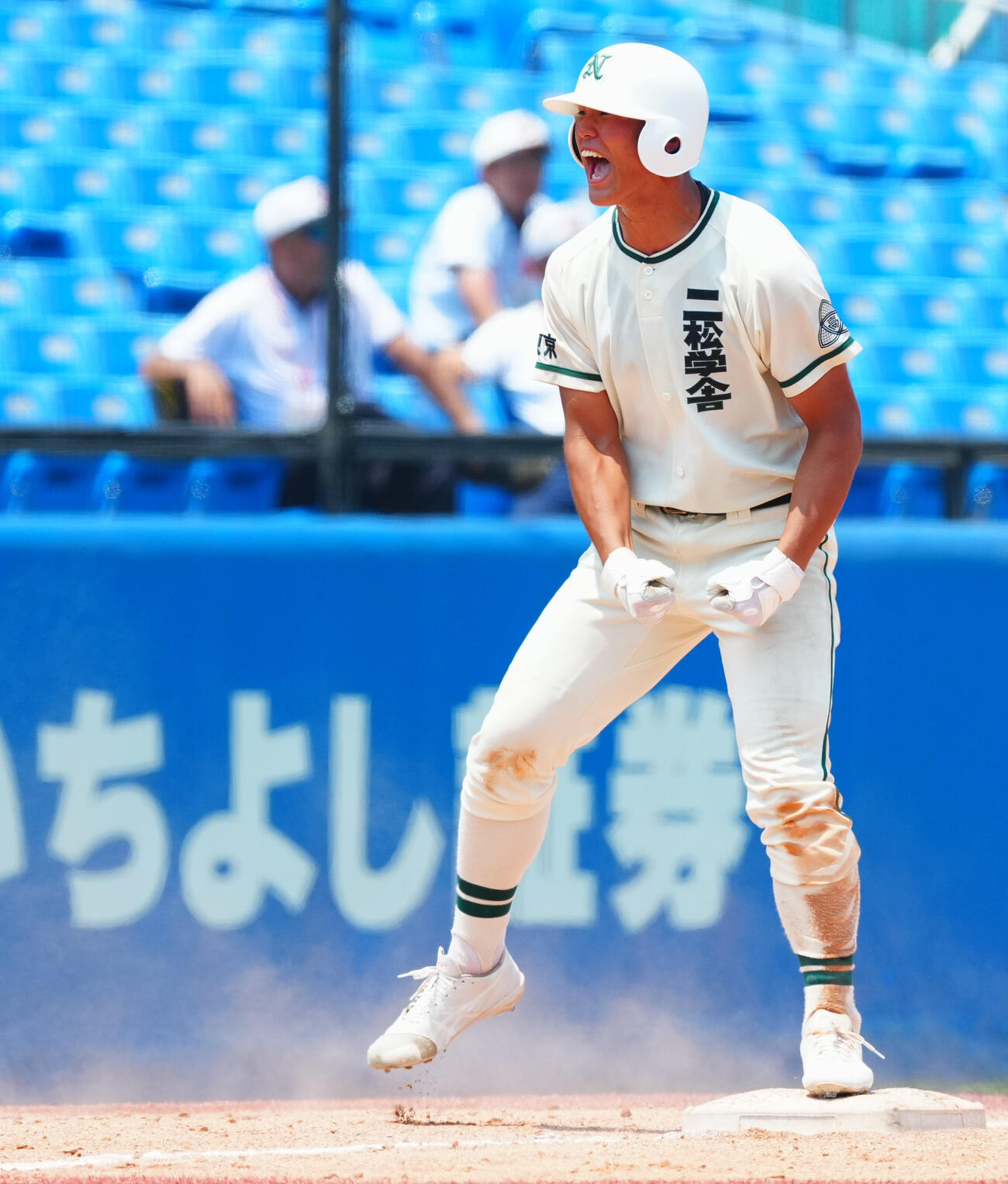 明大中野対二松学舎大付　5回裏二松学舎大付2死二塁、適時三塁打を放ち雄たけびをあげる早坂健太（撮影・垰建太）