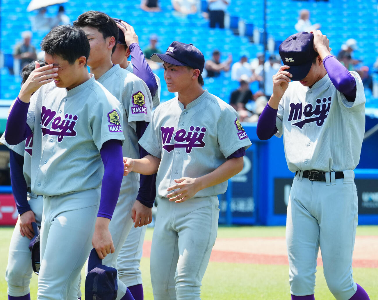 明大中野対二松学舎大付　二松学舎大付に敗れ肩を落とす関飛鷹（中央）ら明大中野ナイン（撮影・垰建太）