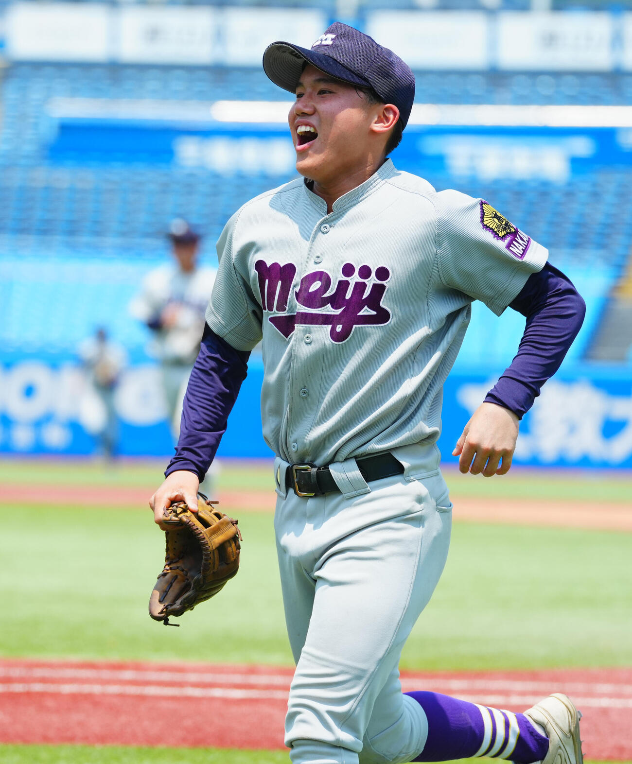 明大中野対二松学舎大付　3回裏二松学舎大付に2失点も明るくナインに声をかける近藤友樹（撮影・垰建太）