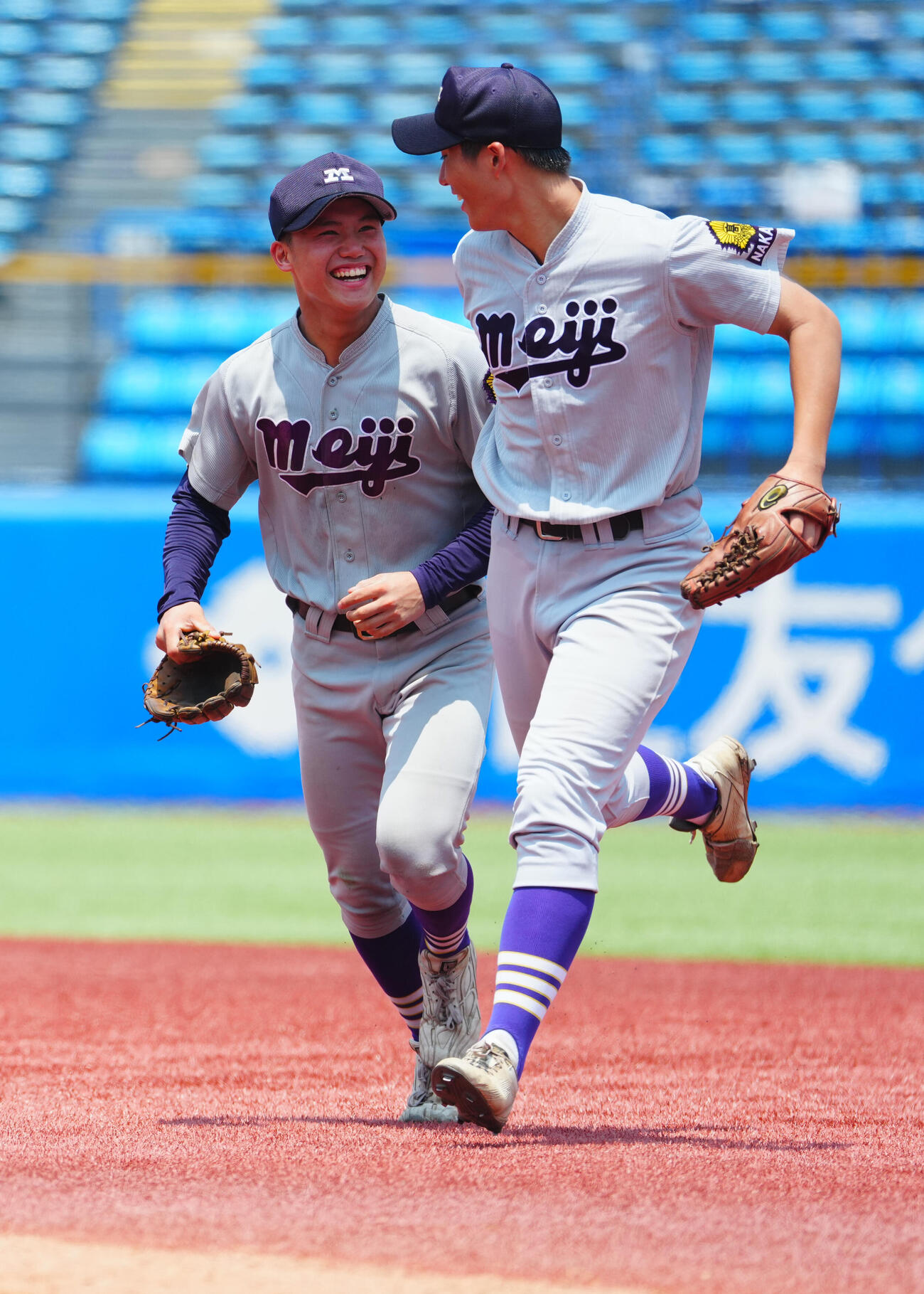 明大中野対二松学舎大付　4回裏二松学舎大付の攻撃を無失点で終え笑顔を見せる明大中野・近藤友樹（撮影・垰建太）