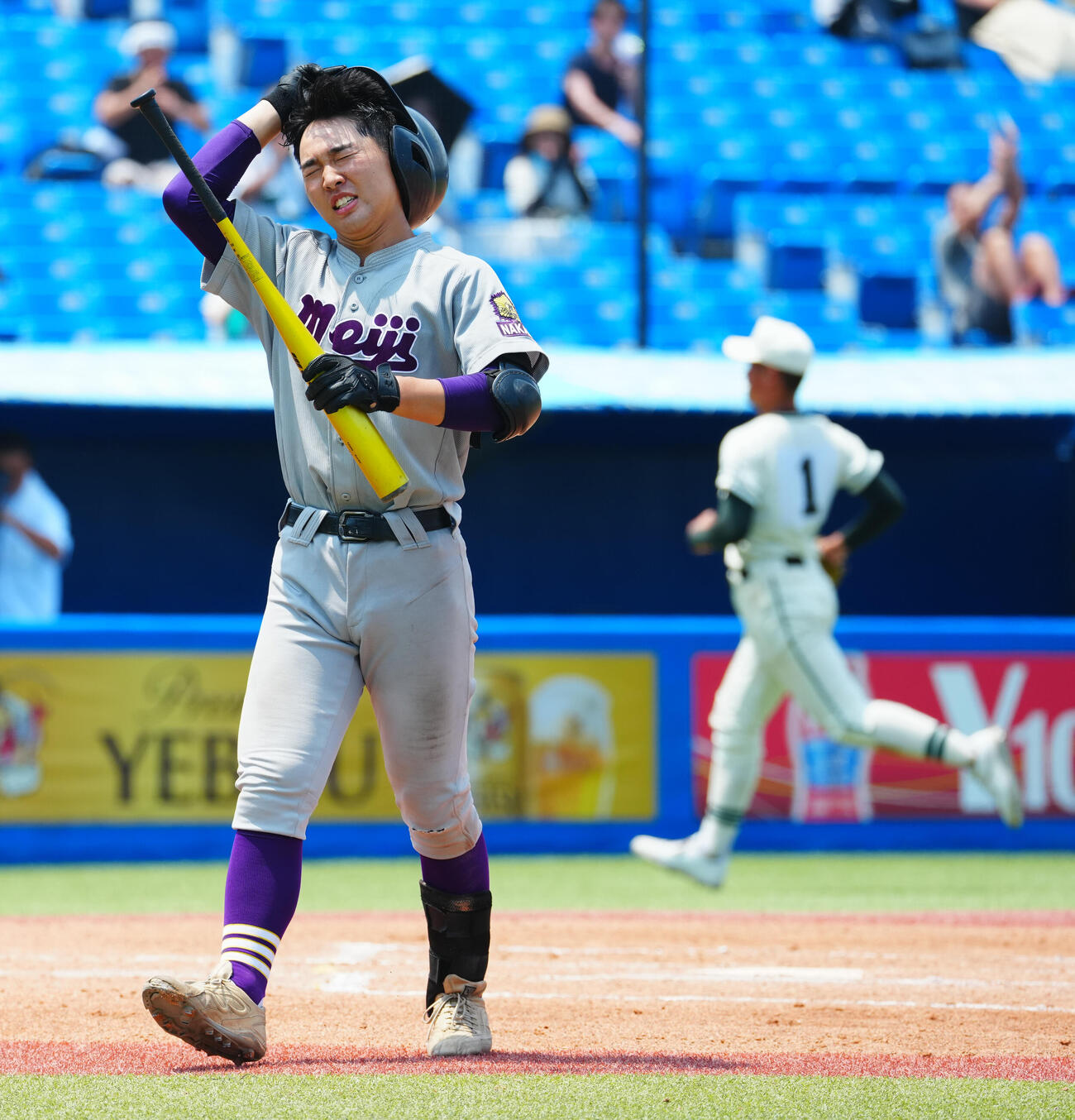 明大中野対二松学舎大付　6回表明大中野2死一、二塁、空振り三振に倒れ悔しげな石和田倫太郎（撮影・垰建太）