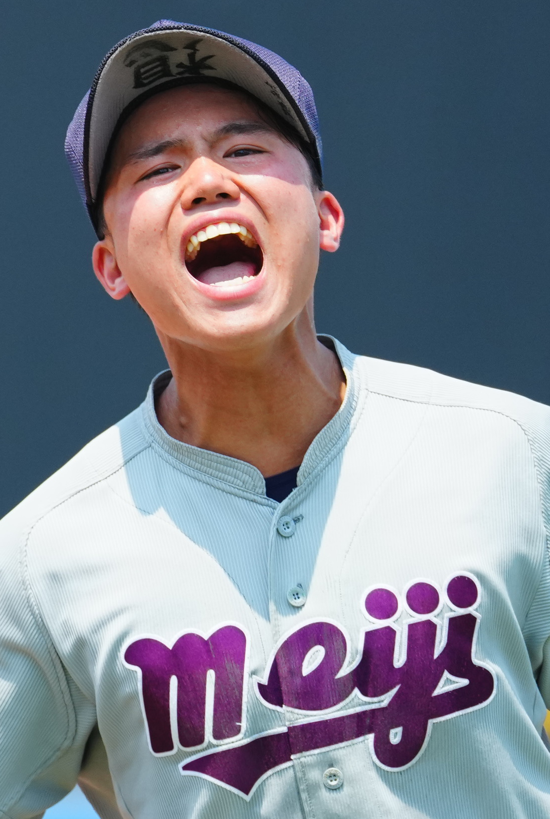 明大中野対二松学舎大付　6回裏二松学舎大付の攻撃を無失点で終え雄たけびをあげる明大中野・近藤友樹（撮影・垰建太）