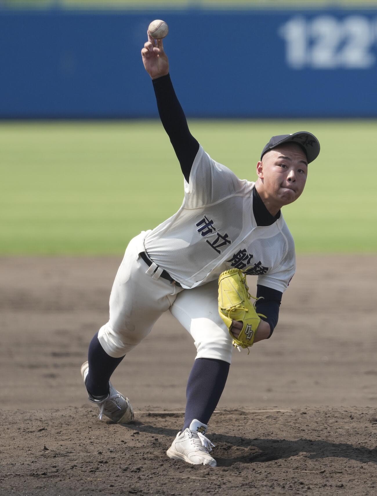 市船橋対専大松戸　力投する先発の市船橋・諸岡杜和（撮影・小島史椰）