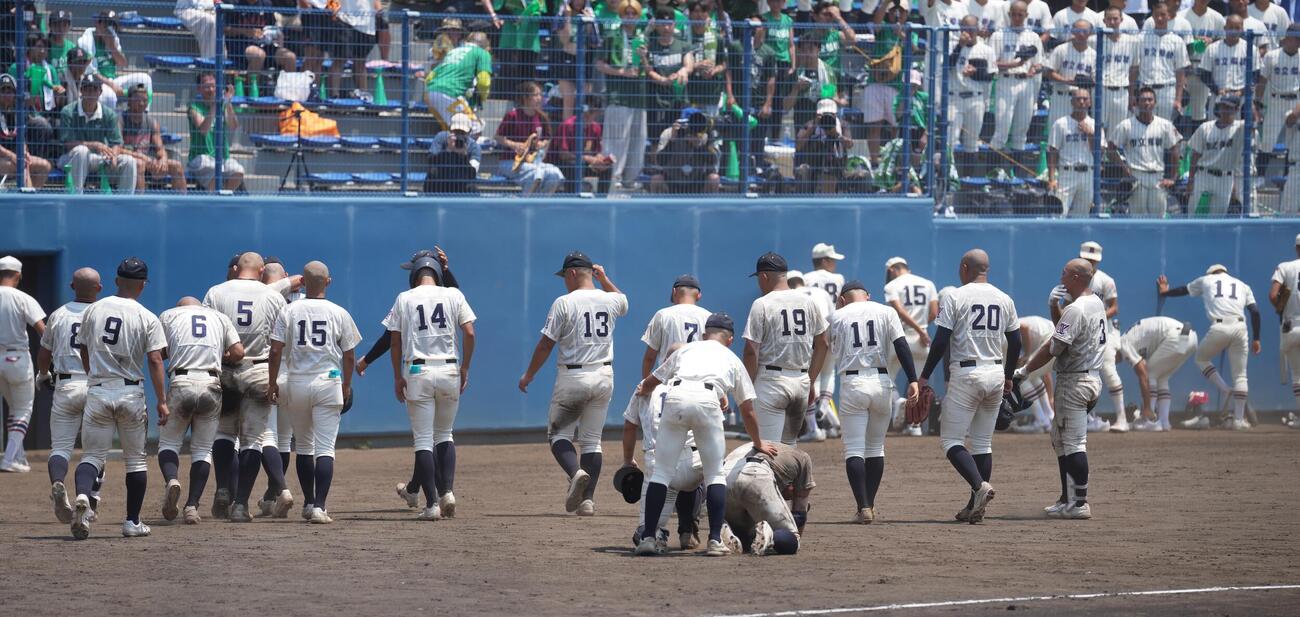 市船橋対専大松戸　専大松戸に敗れガックリする市船橋の選手たち（撮影・小島史椰）