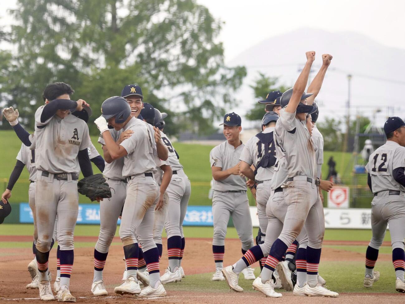 弘前学院聖愛対青森山田　優勝を決め喜びを爆発させる青森山田ナイン（撮影・高橋香奈）