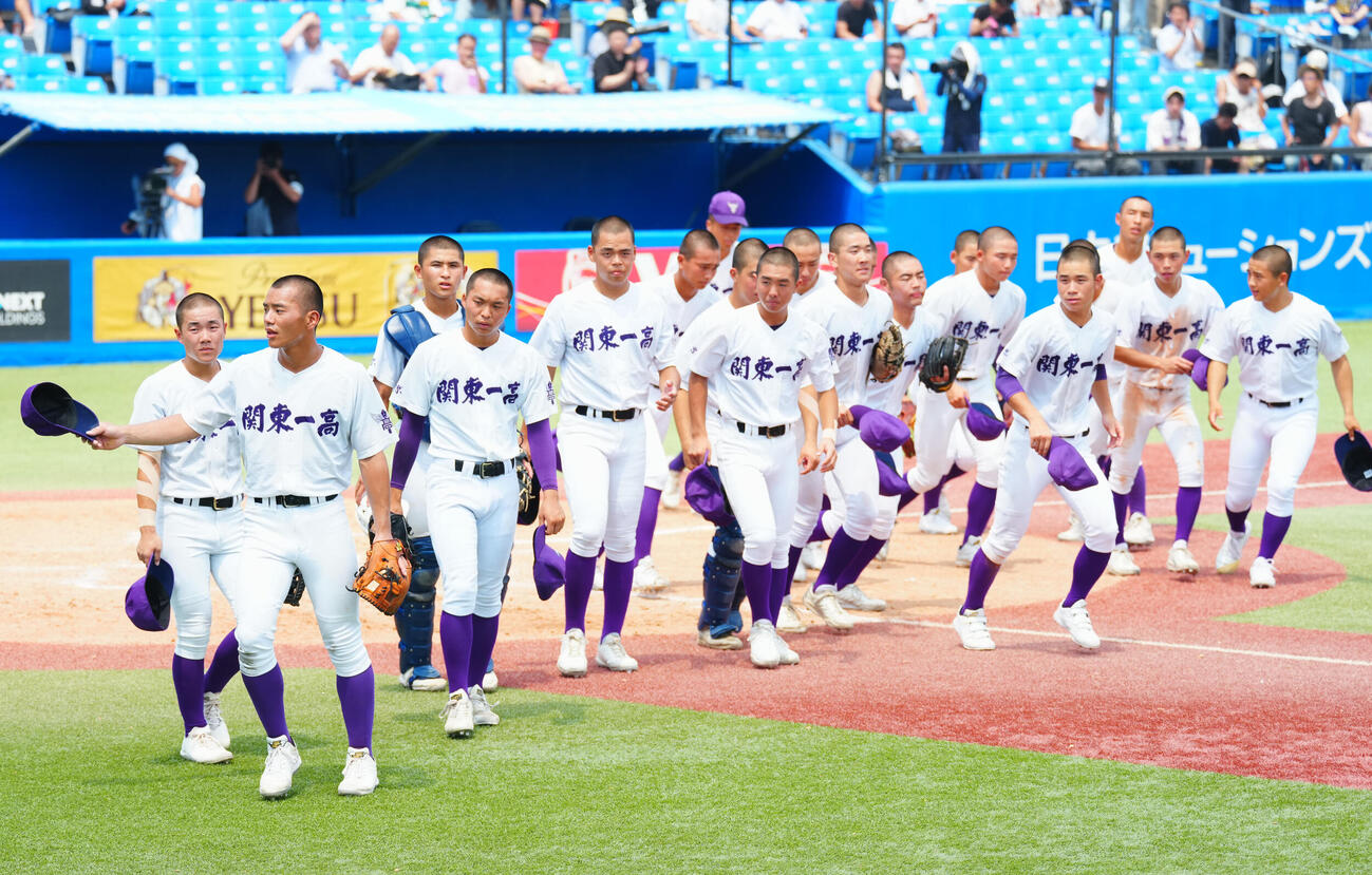 関東第一対錦城学園　錦城学園に勝利しあいさつする関東第一の選手たち（撮影・垰建太）