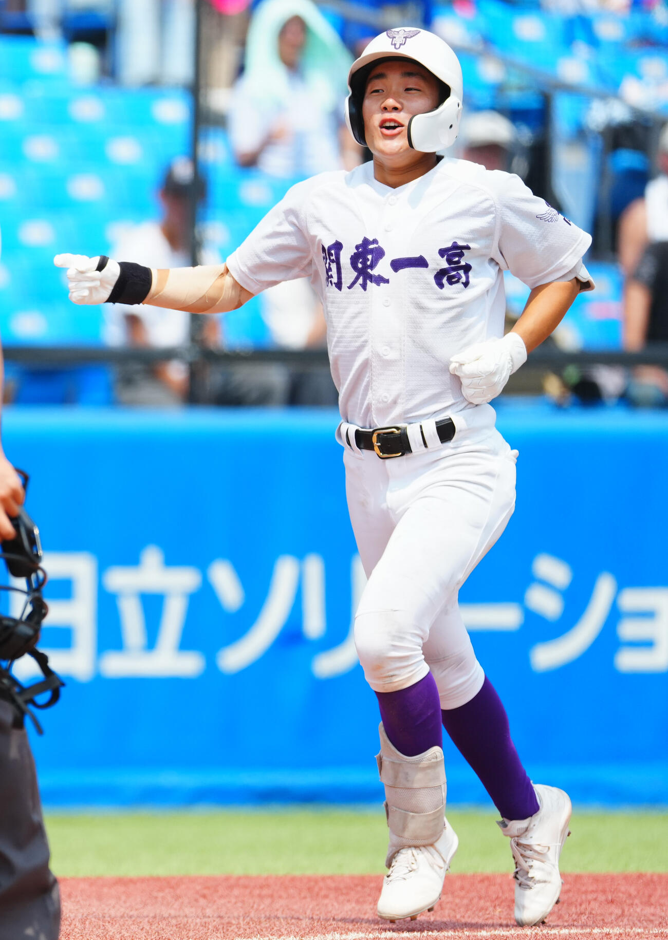 関東第一対錦城学園　9回表関東第一2死一、二塁、3点本塁打を放ち笑顔を見せる田沢心（撮影・垰建太）