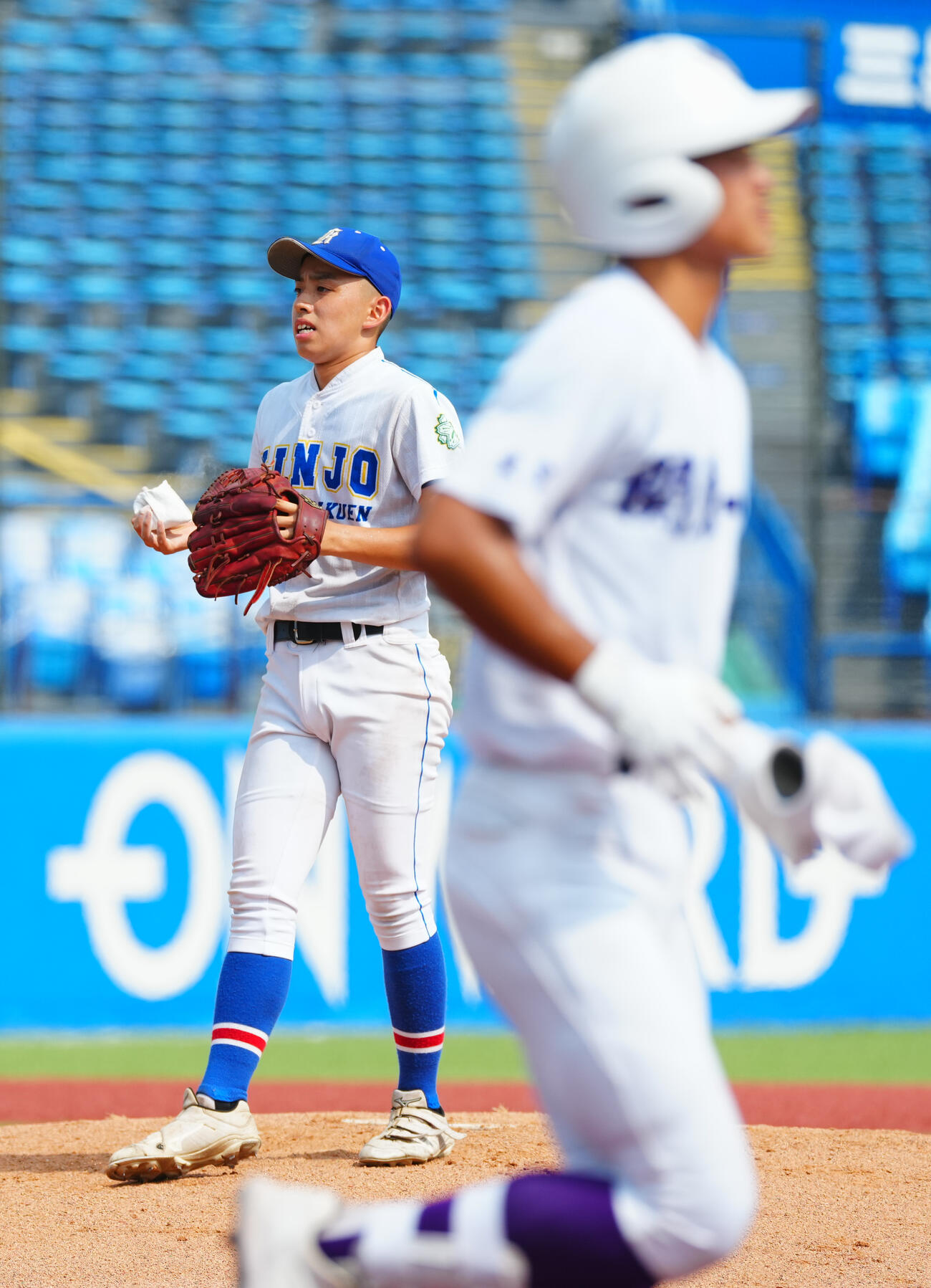 関東第一対錦城学園　2回表関東第一無死一塁、鈴木将生（手前）に死球を当て厳しい表情の石川凛人（撮影・垰建太）