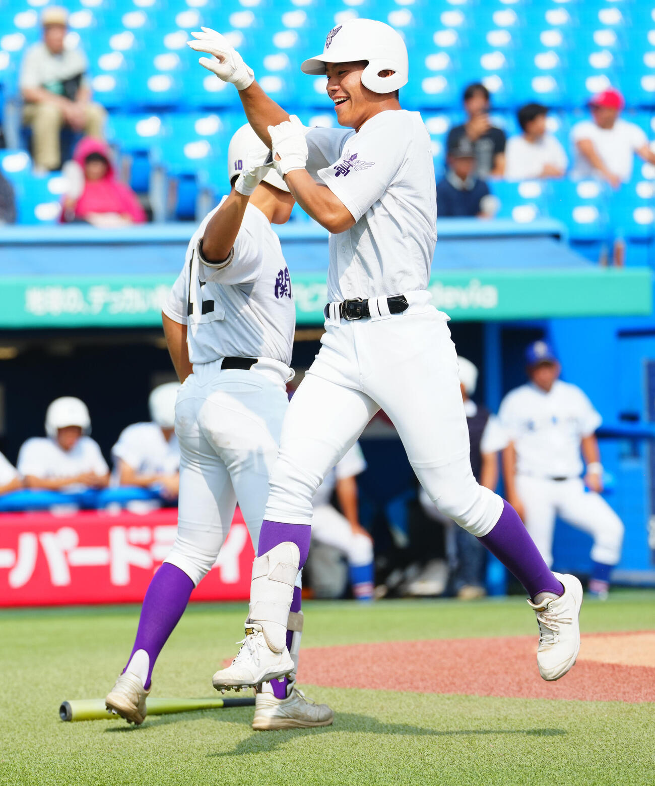 関東第一対錦城学園　1回表関東第一2死三塁、ランニング本塁打で一気に生還し笑顔でタッチを交わす井口瑛太（右）（撮影・垰建太）