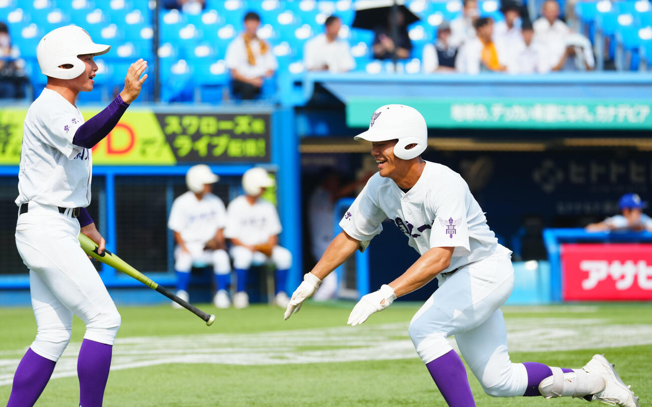関東第一対錦城学園　1回表関東第一2死三塁、ランニング本塁打で生還した井口瑛太（右）は勢い余って転倒する（撮影・垰建太）