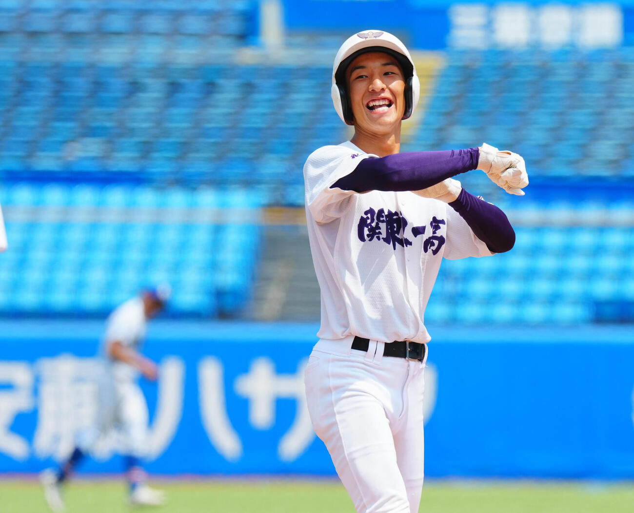 関東第一対錦城学園　9回表関東第一2死一、二塁、適時打を放ちガッツポーズする成合瑛二郎（撮影・垰建太）