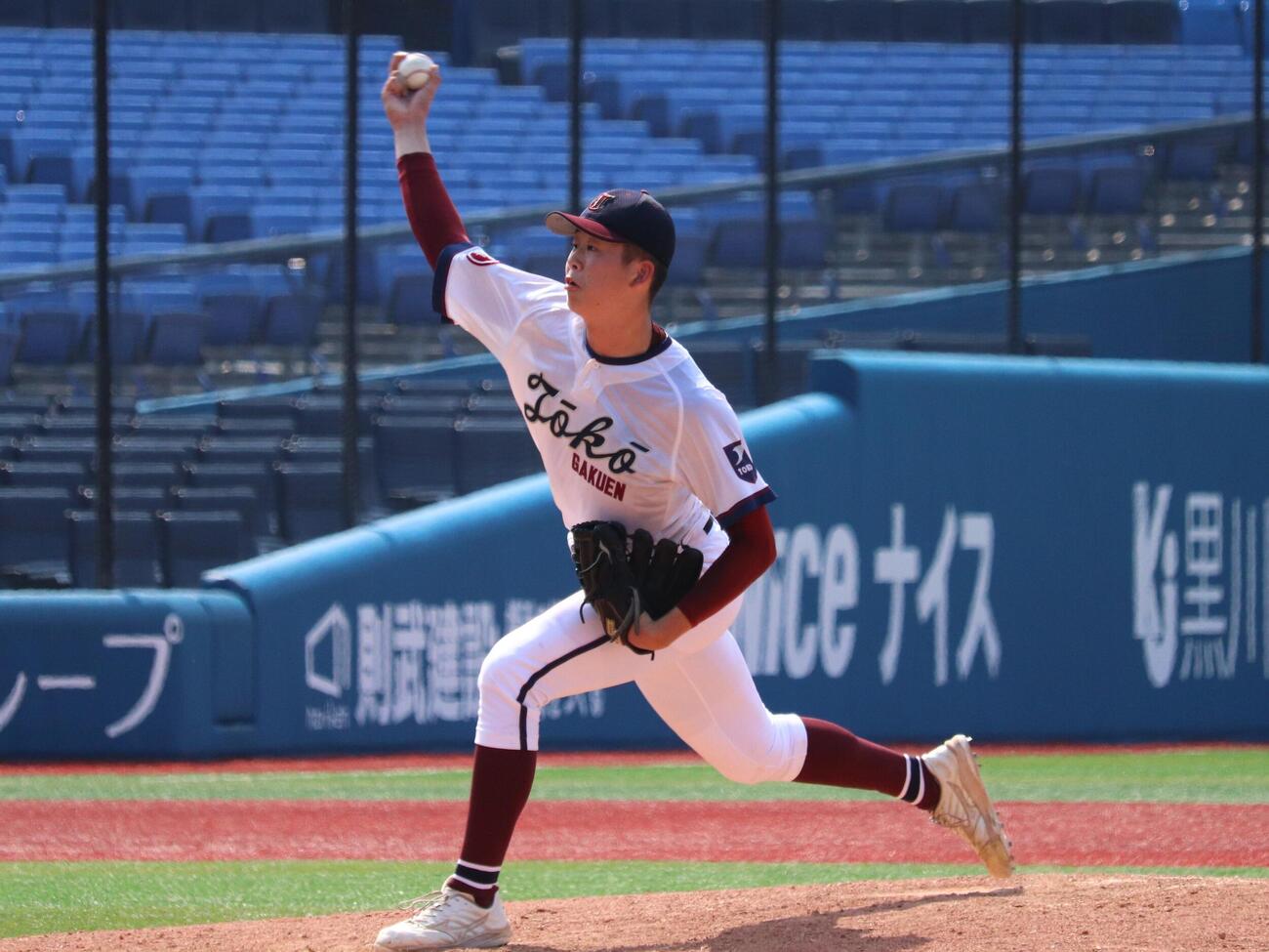 桐光学園対日大藤沢　7回途中から登板し力投する桐光学園・林晃成