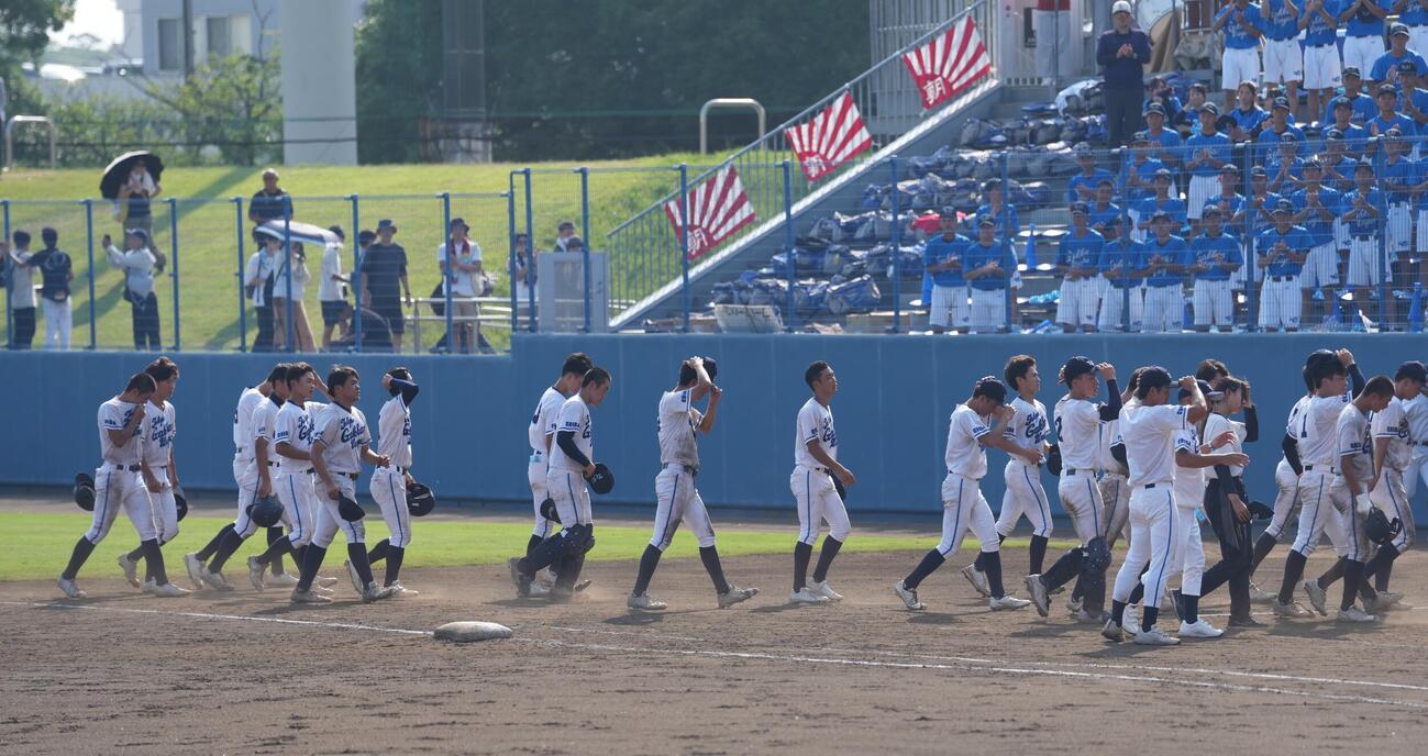 東京学館浦安対習志野　習志野に敗れガックリする東京学館浦安の選手たち（撮影・小島史椰）