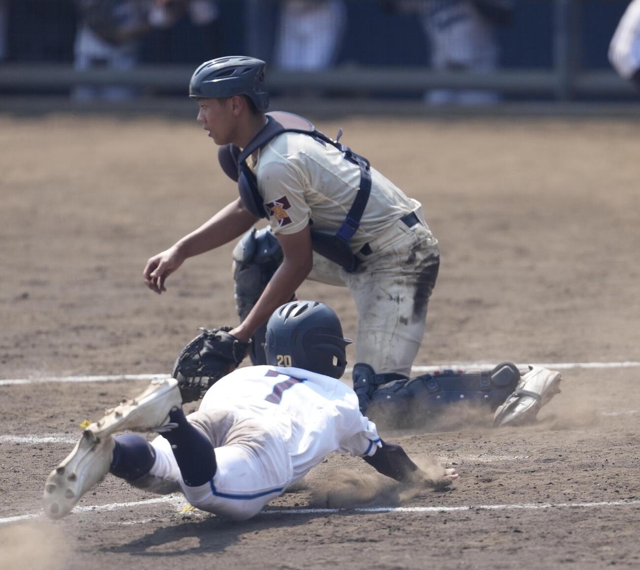 東京学館浦安対習志野　5回表東京学館浦安2死二塁、須賀太維史の適時打で生還する北原慎太郎（撮影・小島史椰）