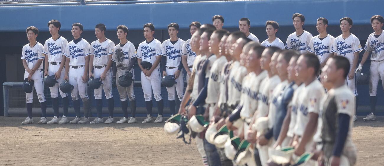 東京学館浦安対習志野　習志野に敗れガックリする東京学館浦安の選手たち（撮影・小島史椰）