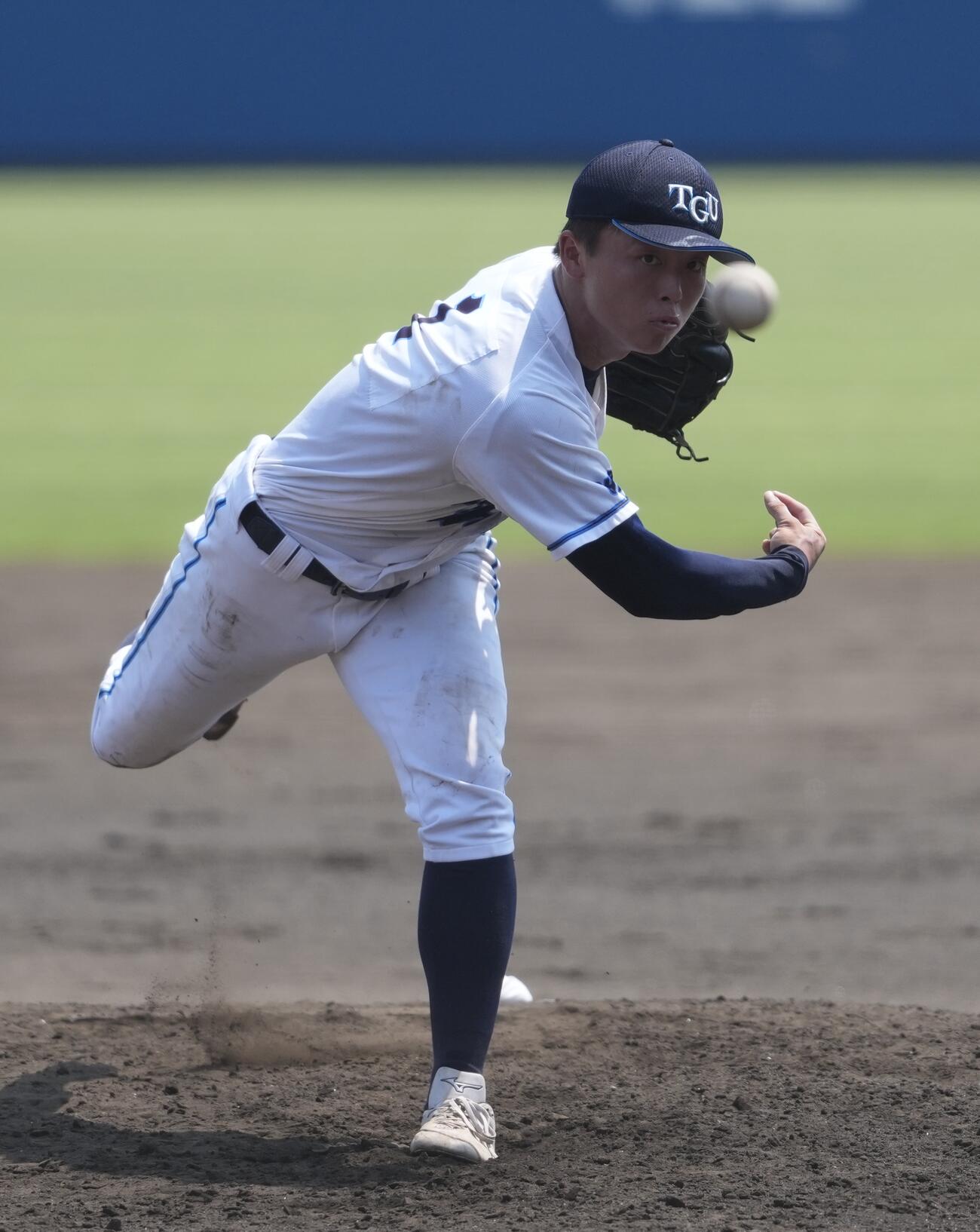 習志野戦で力投する東京学館浦安・大家雅史（撮影・小島史椰）