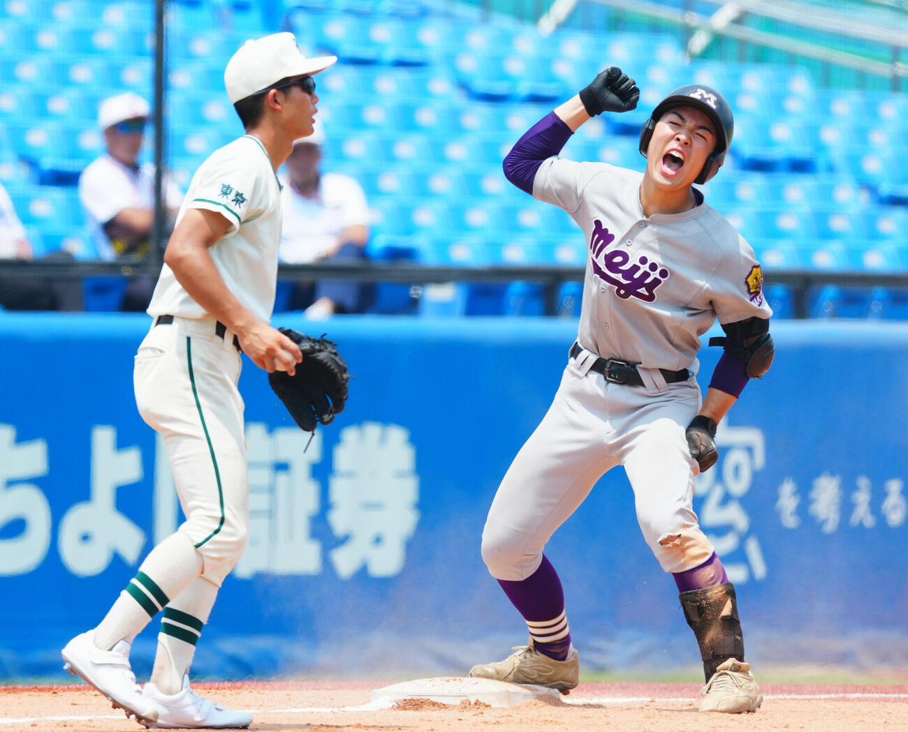 明大中野対二松学舎大付　3回表明大中野1死二塁、適時三塁打を放ちガッツポーズする石和田倫太郎（右）（撮影・垰建太）