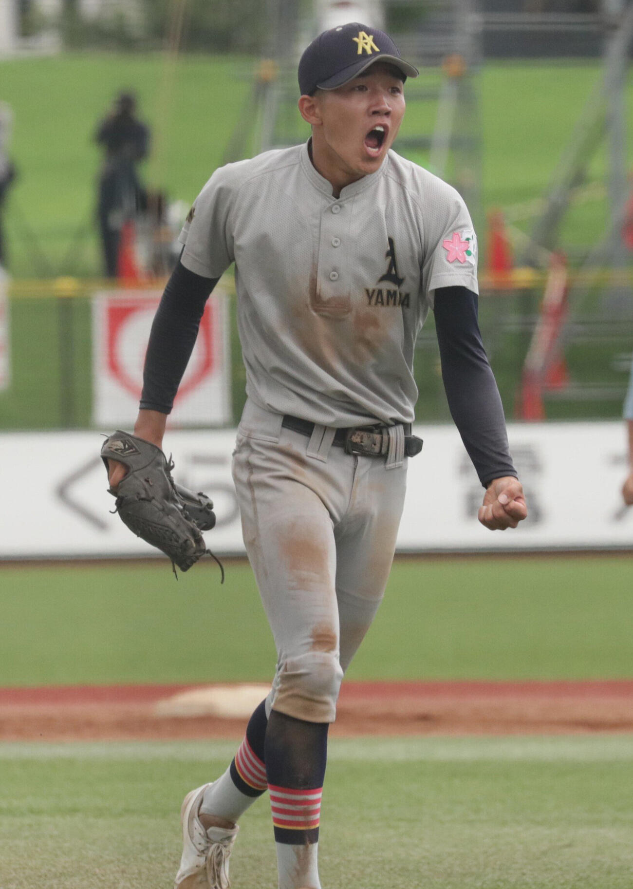 弘前学院聖愛対青森山田　8回、ピンチを切り抜けガッツポーズをみせる青森山田・川久保昂直投手（撮影・高橋香奈）