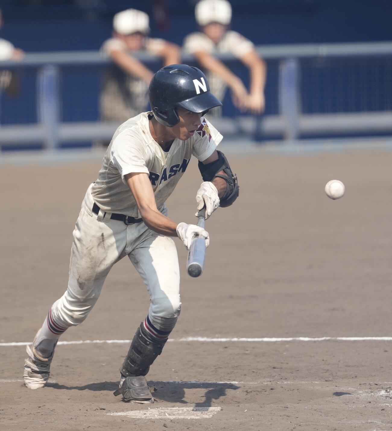 東京学館浦安対習志野　8回裏習志野2死二、三塁、決勝の適時内野安打を放つ岡智輝（撮影・小島史椰）