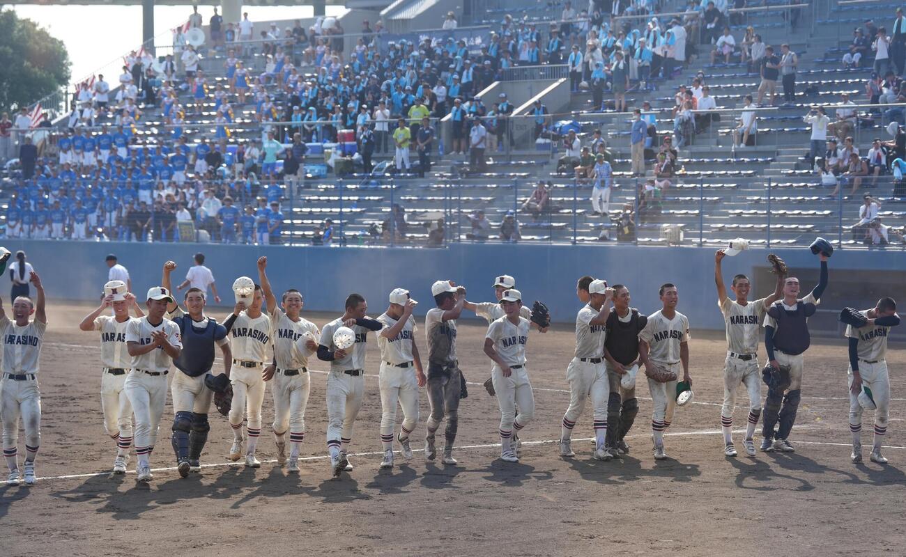 東京学館浦安対習志野　東京学館浦安に勝利し笑顔を見せる習志野の選手たち（撮影・小島史椰）