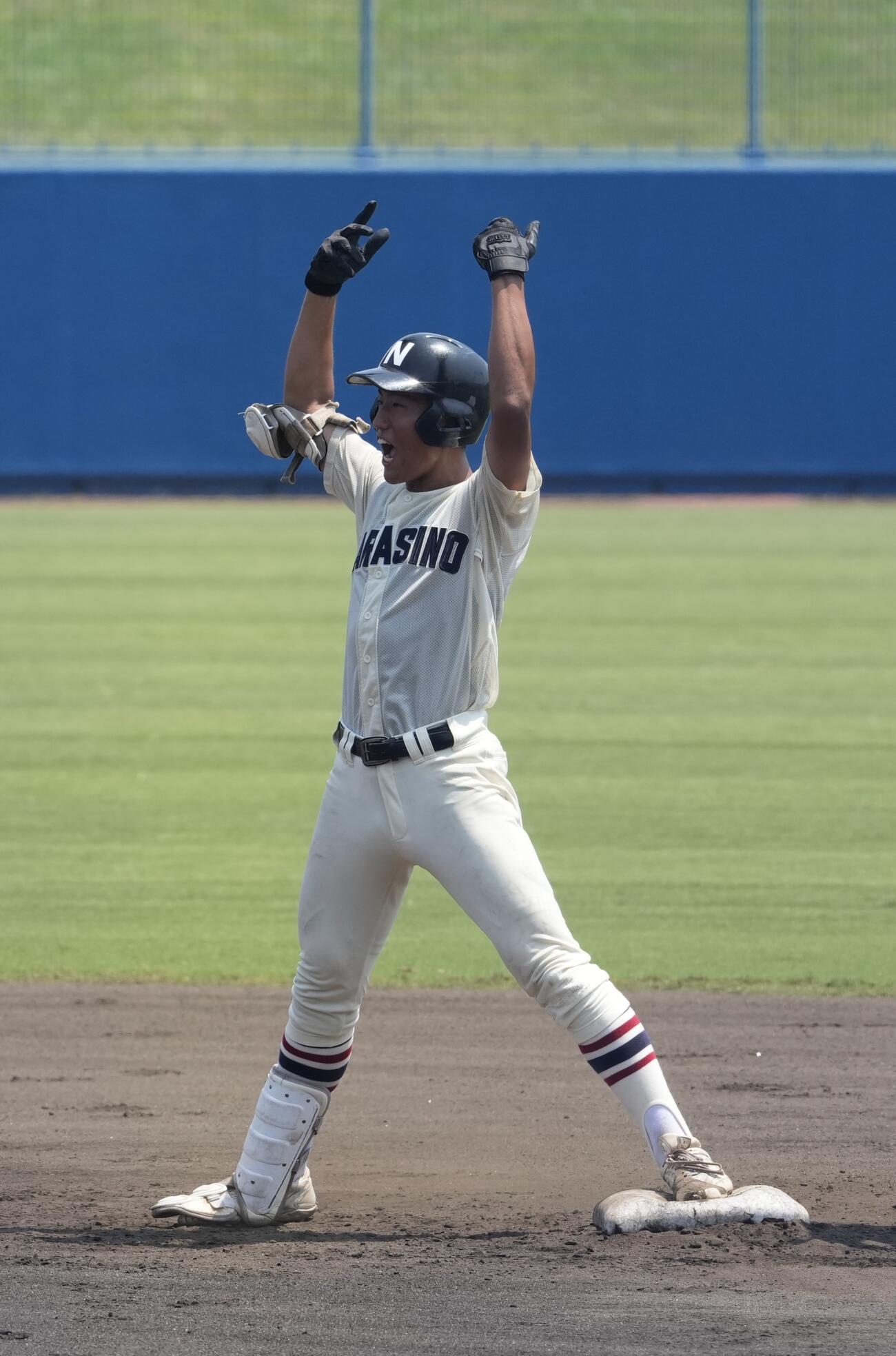 東京学館浦安対習志野　1回裏習志野1死三塁、先制適時二塁打を放ちポーズをする小田川颯汰（撮影・小島史椰）