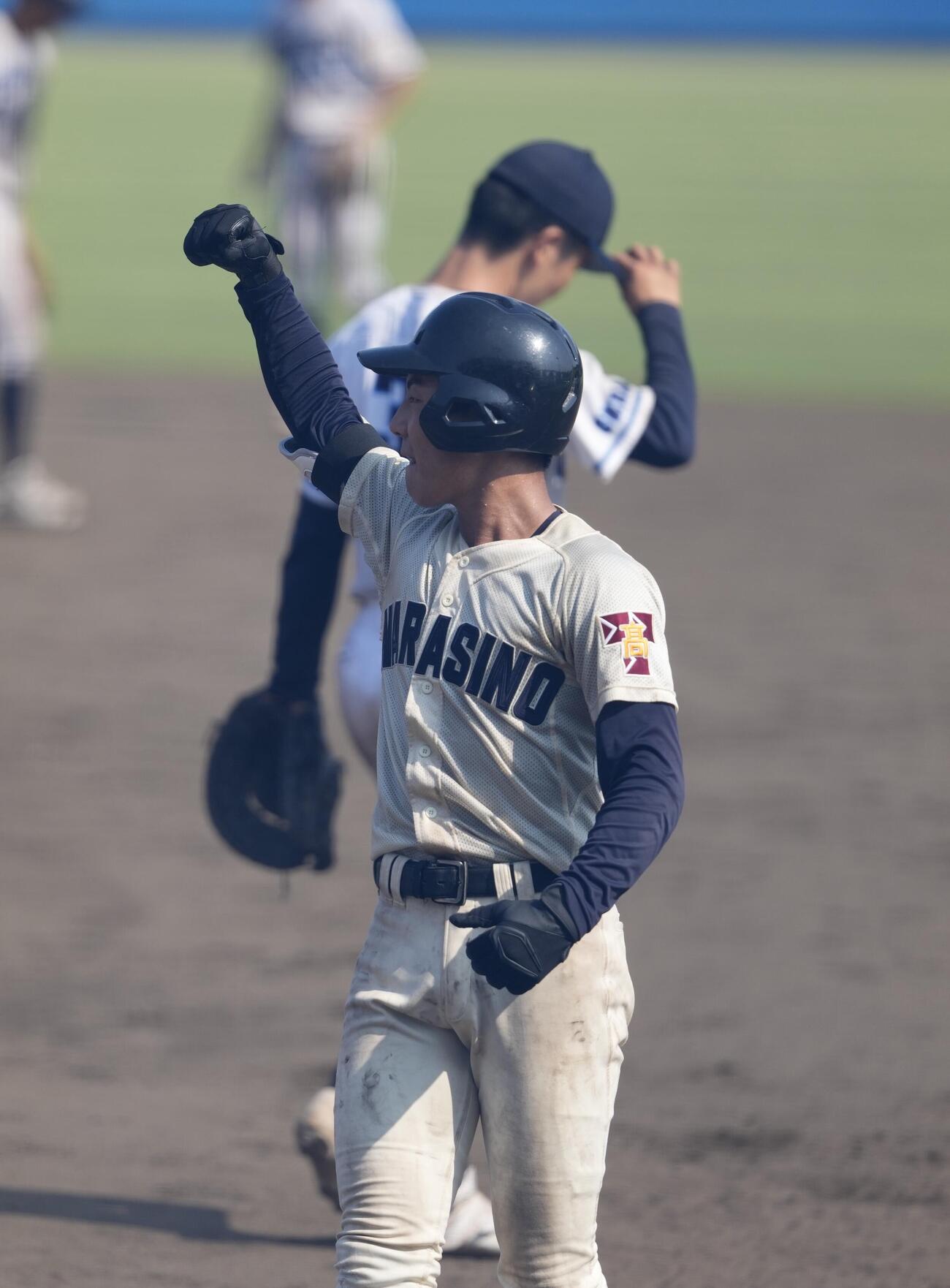 東京学館浦安対習志野　8回裏習志野1死一、三塁、適時打を放ちガッツポーズをする林響己（撮影・小島史椰）
