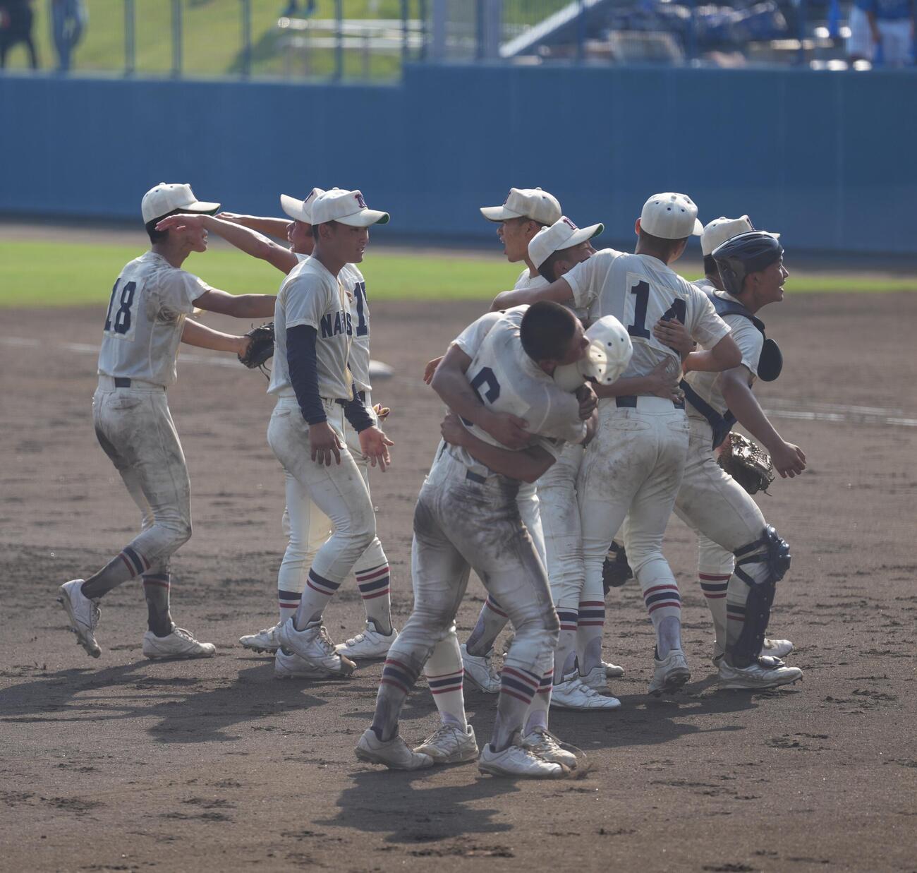 東京学館浦安対習志野　東京学館浦安に逆転勝利し抱き合って喜ぶ習志野の選手たち（撮影・小島史椰）