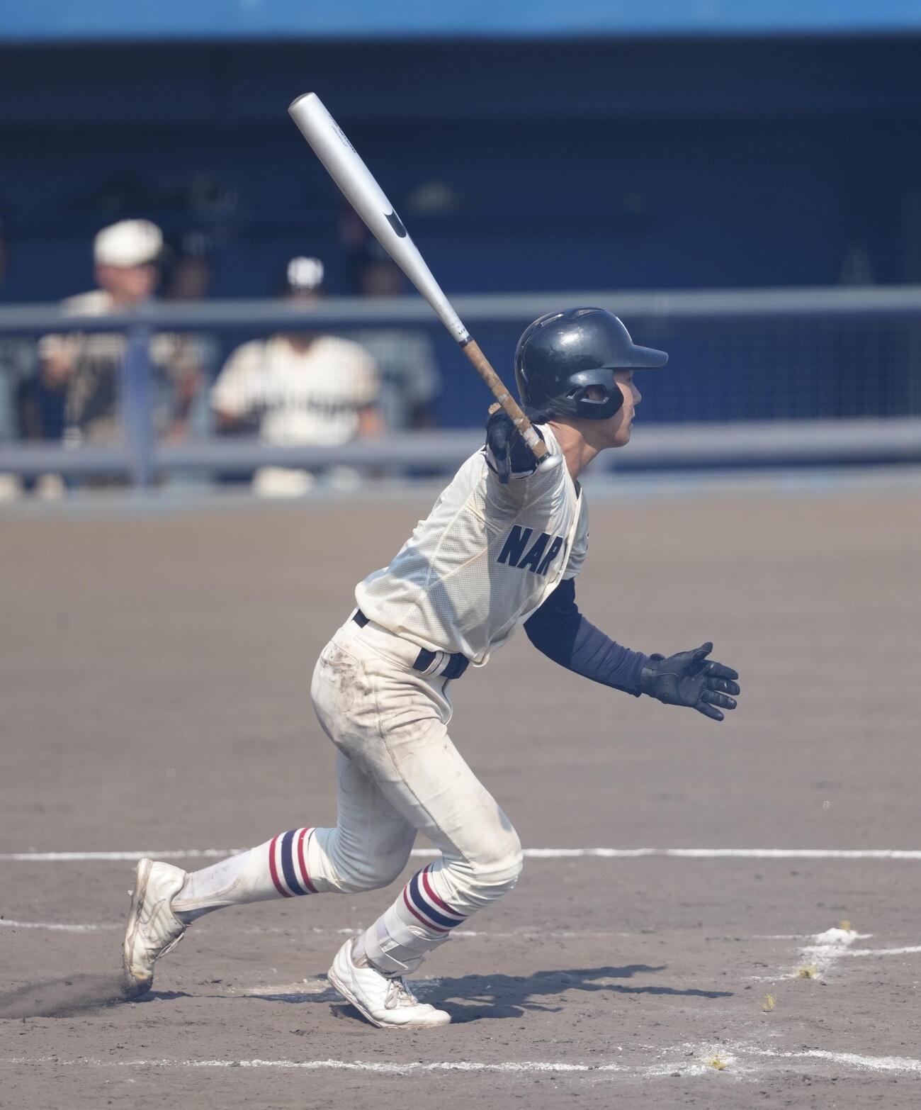 東京学館浦安対習志野　8回裏習志野1死一、三塁、適時打を放つ林響己（撮影・小島史椰）
