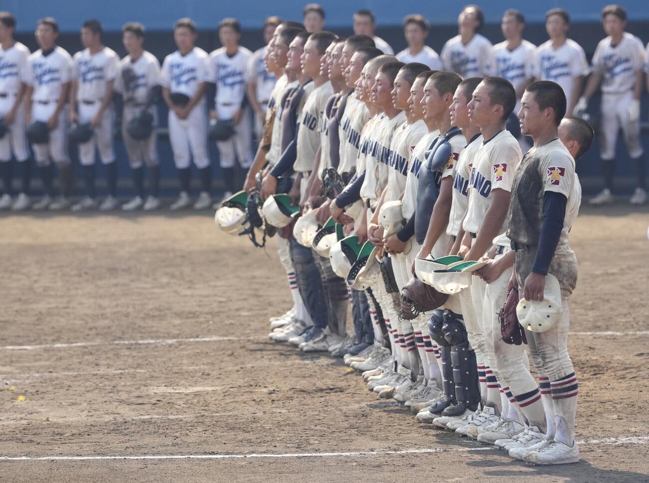 東京学館浦安対習志野　東京学館浦安に勝利し校歌を歌う習志野の選手たち（撮影・小島史椰）
