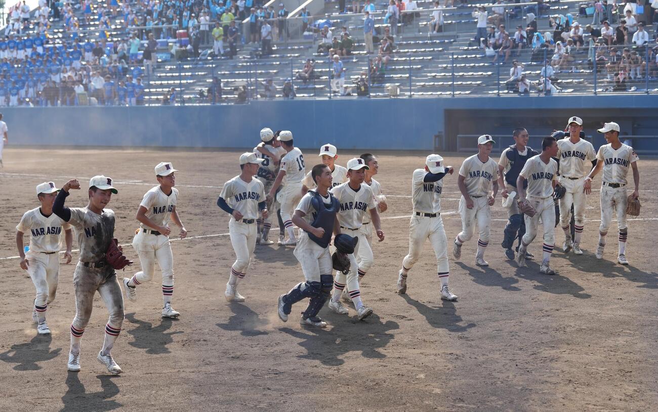 東京学館浦安対習志野　東京学館浦安に勝利し引き揚げる習志野の選手たち（撮影・小島史椰）