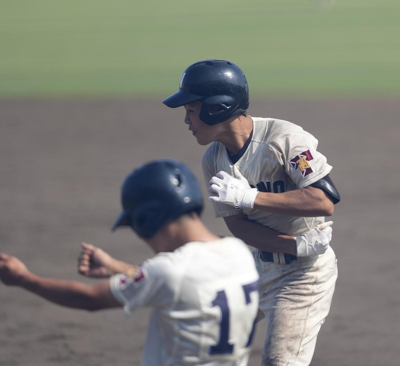 東京学館浦安対習志野　8回裏習志野1死二、三塁、適時内安打を放ちガッツポーズをする中村郁斗（右）（撮影・小島史椰）
