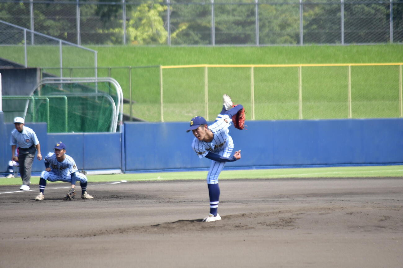 決勝戦に先発した東海大甲府の村尾（撮影・平山連）