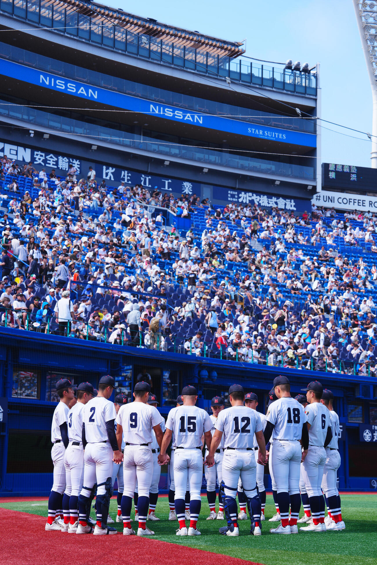 慶応対横浜　試合前、円陣を組む横浜の選手たち（撮影・垰建太）