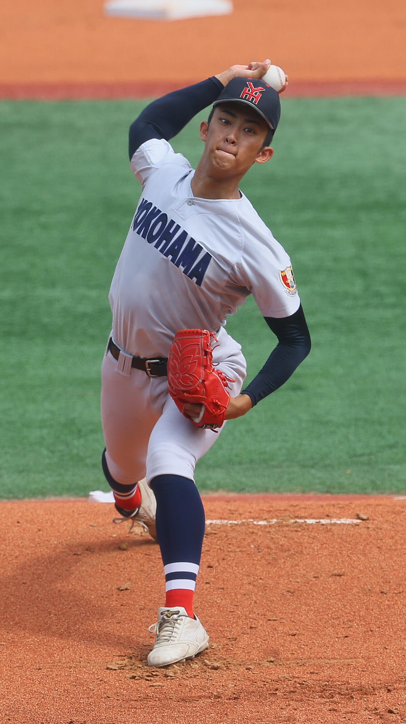 慶応対横浜　　力投する横浜先発の織田翔希