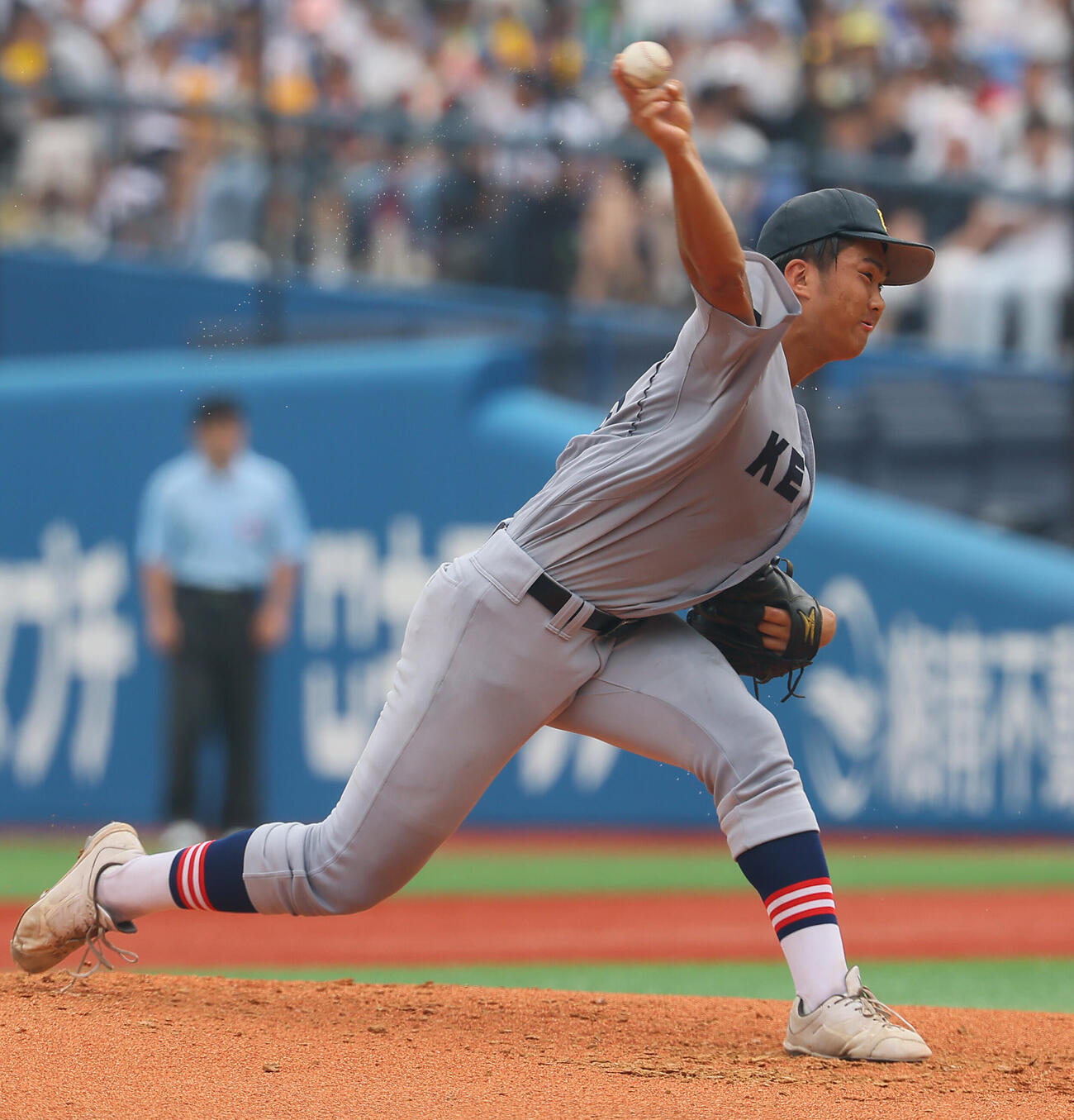慶応対横浜　力投する慶応先発の渡辺英亜