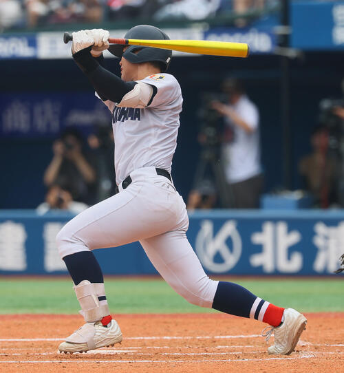 慶応対横浜　2回裏横浜1死一、二塁、適時二塁打を放つ江坂佳史