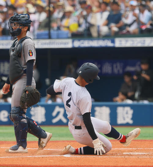 慶応対横浜　2回裏横浜1死一、二塁、江坂佳史の適時二塁打で生還する脇山魁音