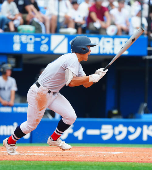 慶応対横浜　3回裏横浜2死二塁、適時打を放つ安食琥太郎（撮影・垰建太）