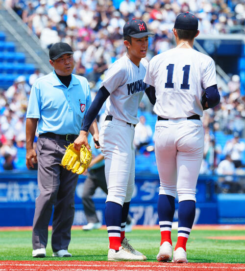慶応対横浜　7回表慶応無死、小林鉄三郎（右）と交代する織田翔希（撮影・垰建太）