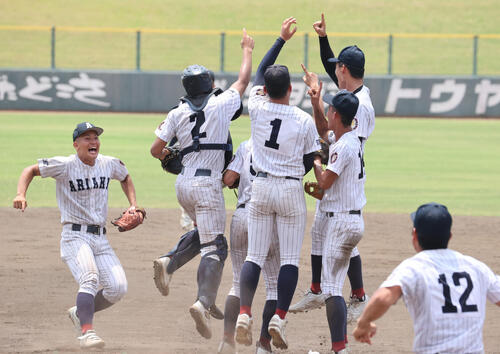 有明対東海大熊本星翔　初優勝を飾った有明ナインは歓喜の表情（撮影・梅根麻紀）