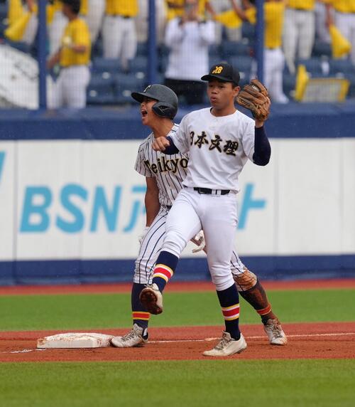 帝京長岡対日本文理　1回表帝京長岡2死三塁、川村光翼（左）は先制適時三塁打を放ちガッツポーズ（撮影・足立雅史）