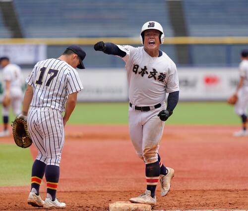 帝京長岡対日本文理　3回裏日本文理2死二塁、秦碧羽は中前適時打を放ちガッツポーズする（撮影・足立雅史）