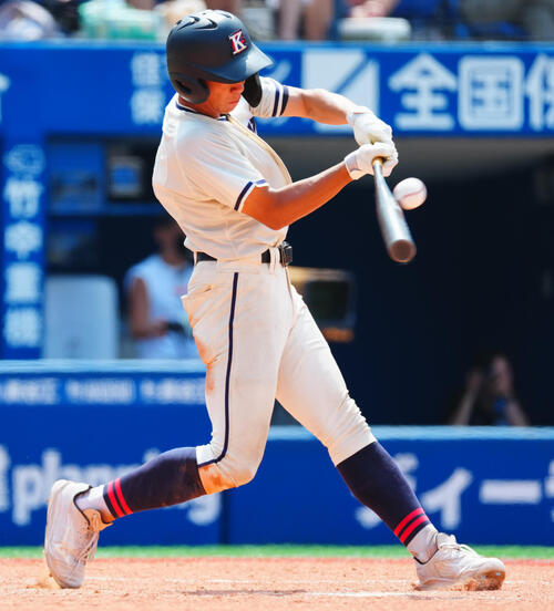桐光学園対鎌倉学園　3回裏鎌倉学園2死三塁、適時打を放つ渡辺暁之（撮影・垰建太）