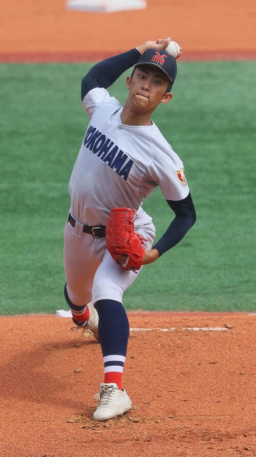 慶応対横浜 力投する横浜先発の織田翔希