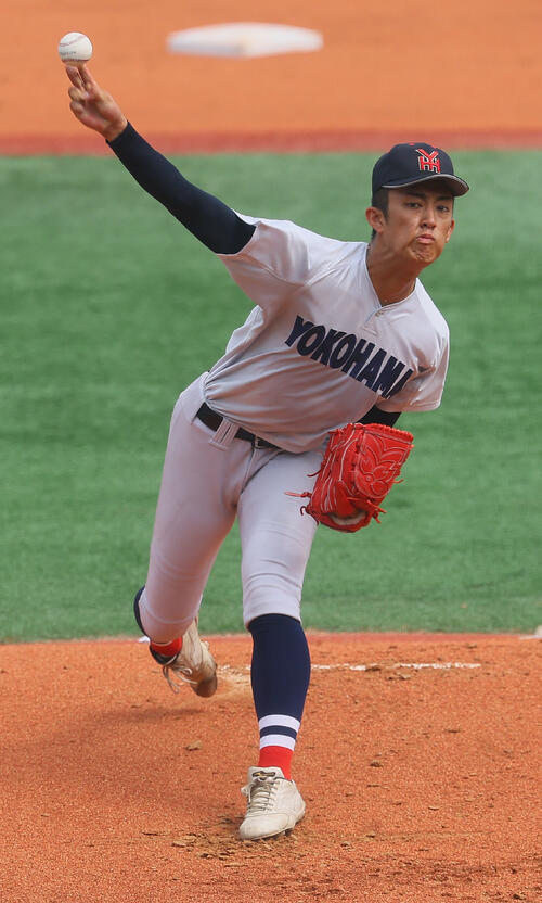 慶応対横浜 力投する横浜先発の織田翔希