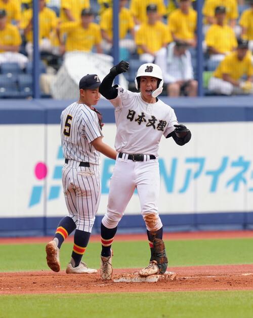 帝京長岡対日本文理　2回裏日本文理2死一二塁、臼木彪牙は2点適時三塁打を放ちガッツポーズ（撮影・足立雅史）