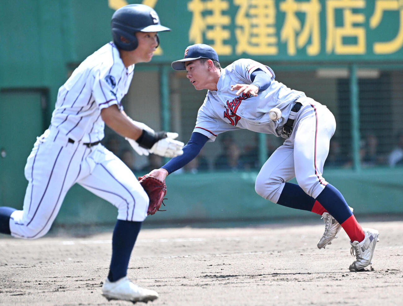 京都翔英対京都国際　7回表京都翔英1死一、三塁　谷口輝（左）の打球をフィルダーチョイスする西田櫂吏（撮影・石井愛子）